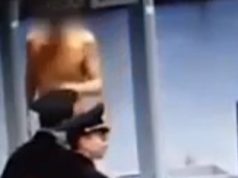 Un jeune homme doit se déshabiller pour passer des contrôles jeune homme doit se déshabiller pour passer des contrôles