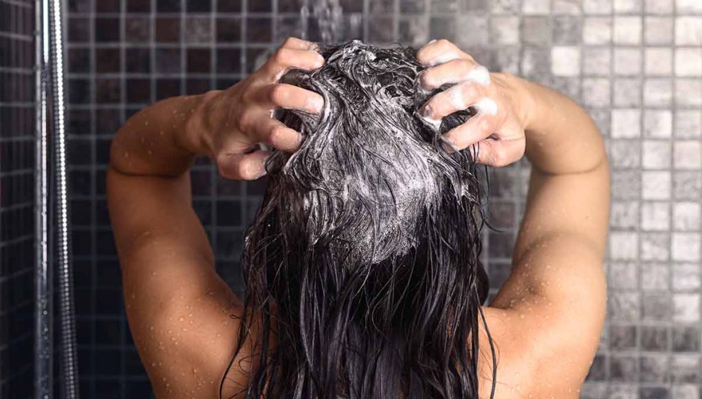 à quelle fréquence se laver ses cheveux