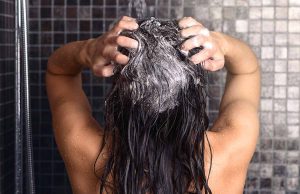 à quelle fréquence se laver ses cheveux