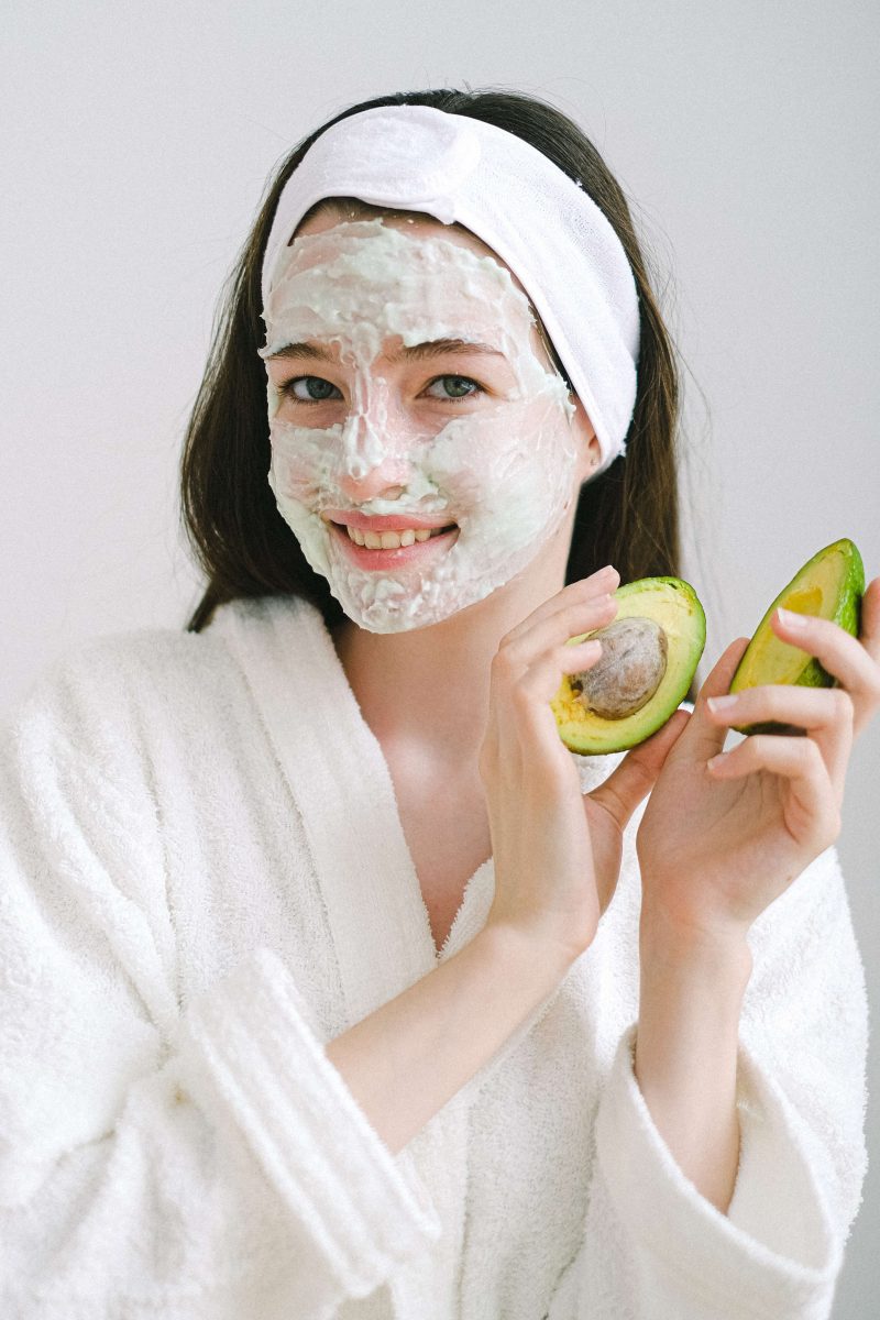 Femme utilisant un masque naturel à l'avocat