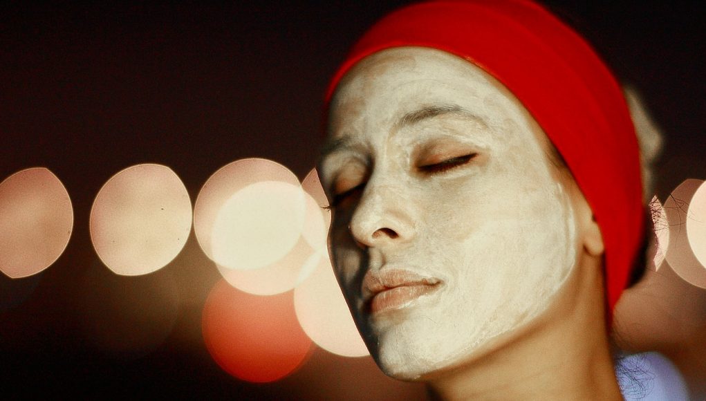 pose d'un masque pour une femme